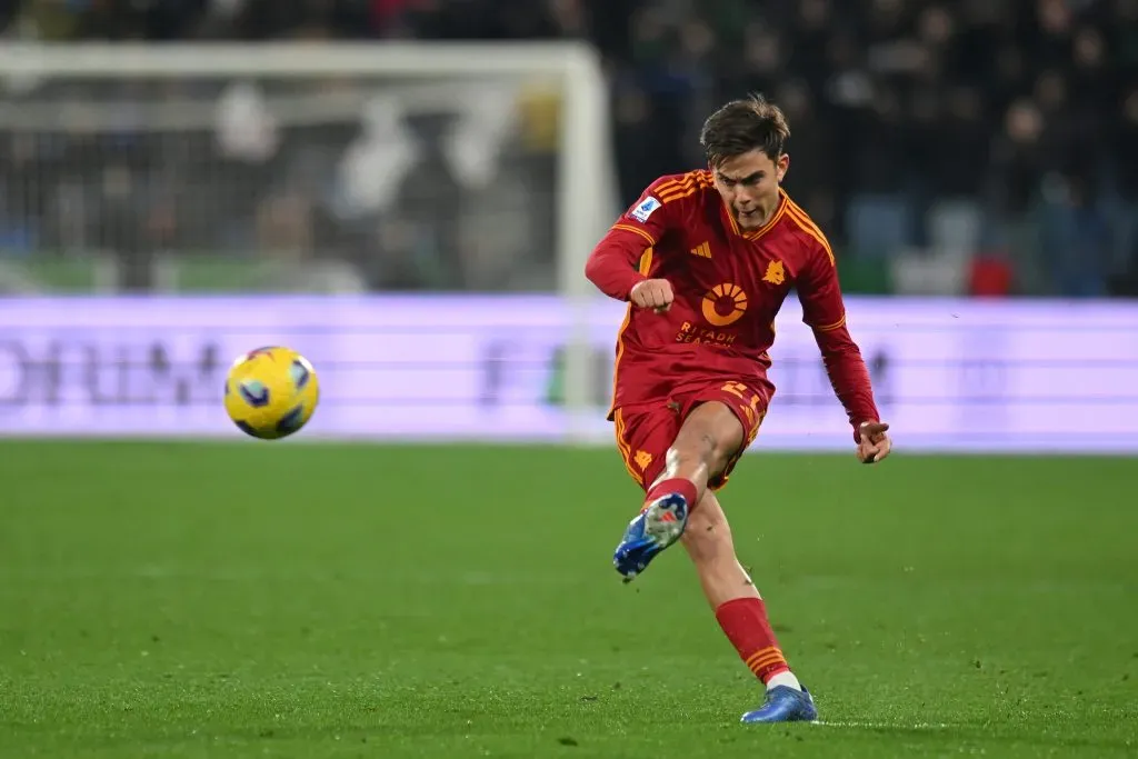 Dybala arrisca chute pela Roma, contra o Sassuolo