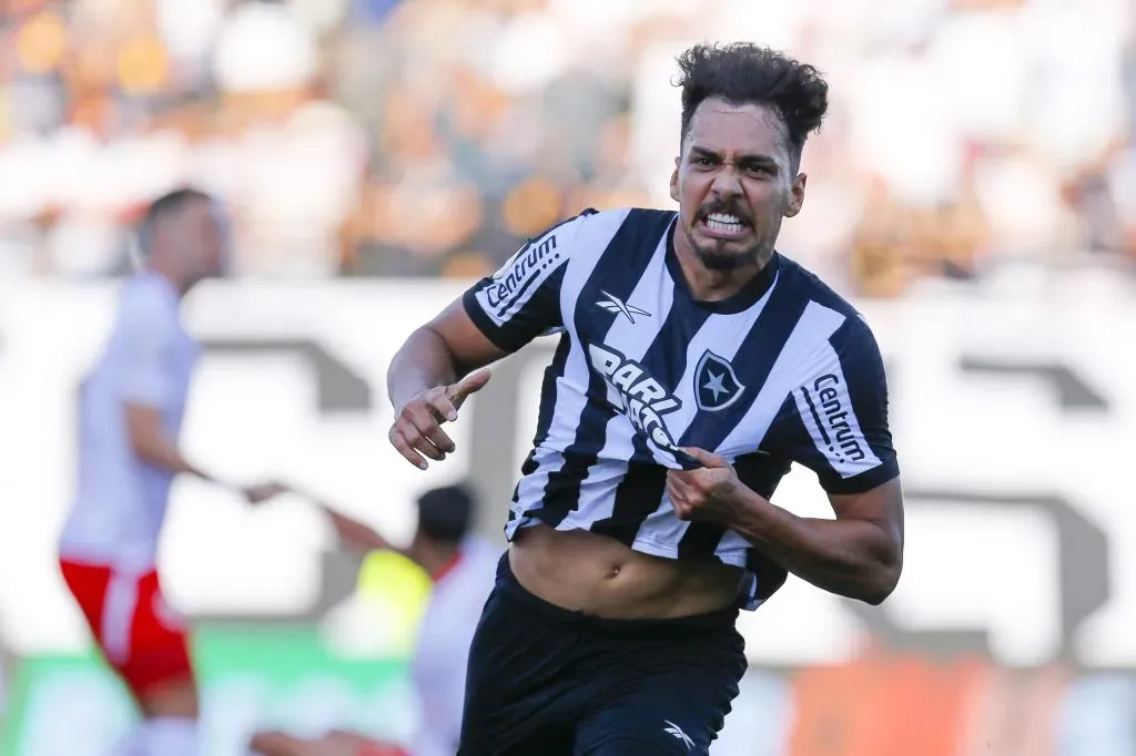 Carlos Eduardo na partida diante do Red Bull Bragantino (Photo by Ricardo Moreira/Getty Images)