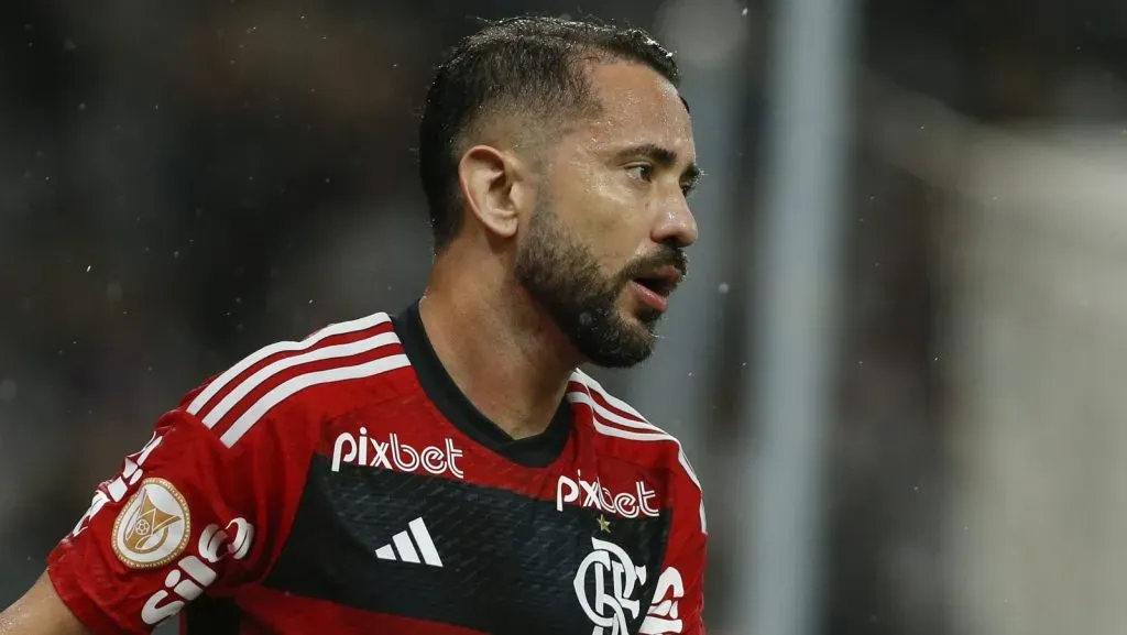 Clube paulista encaminha a contratação de Éverton Ribeiro, do Flamengo (Photo by Ricardo Moreira/Getty Images)