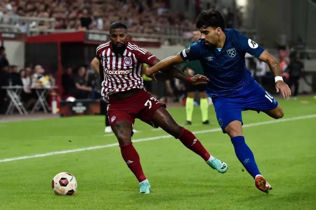 Lateral duelando com Lucas Paquetá (Photo by Milos Bicanski/Getty Images)
