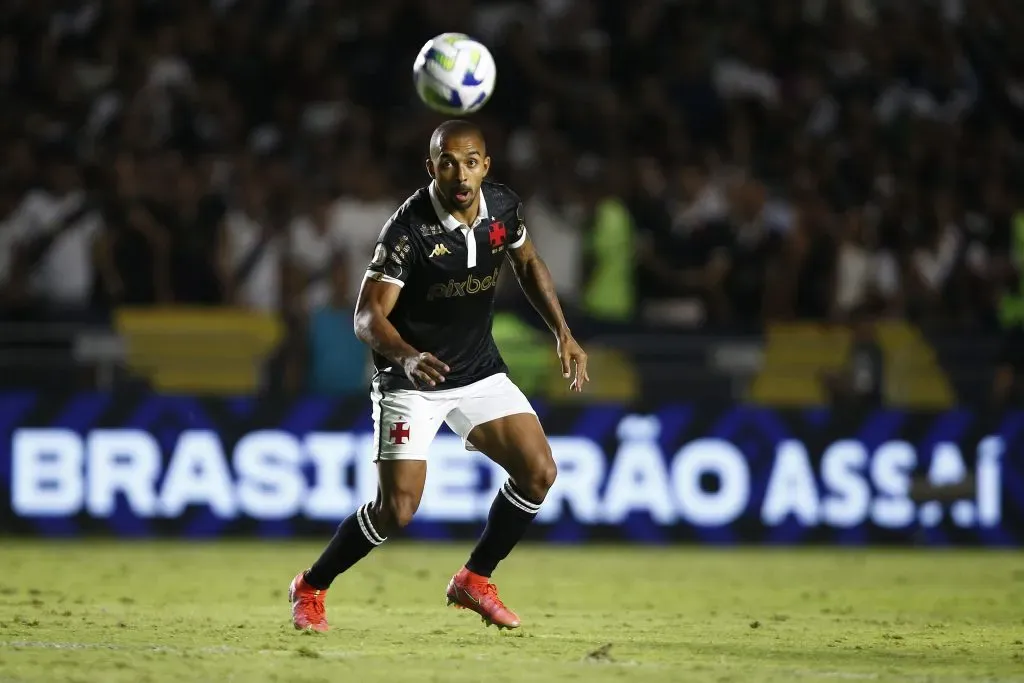 RIO DE JANEIRO, BRASIL – 6 DE NOVEMBRO: Paulo Henrique, do Vasco da Gama, assiste à partida entre Vasco da Gama e Botafogo, pelo Campeonato Brasileiro 2023, no Estádio São Januário, em 6 de novembro de 2023, no Rio de Janeiro. (Foto: Wagner Meier/Getty Images)