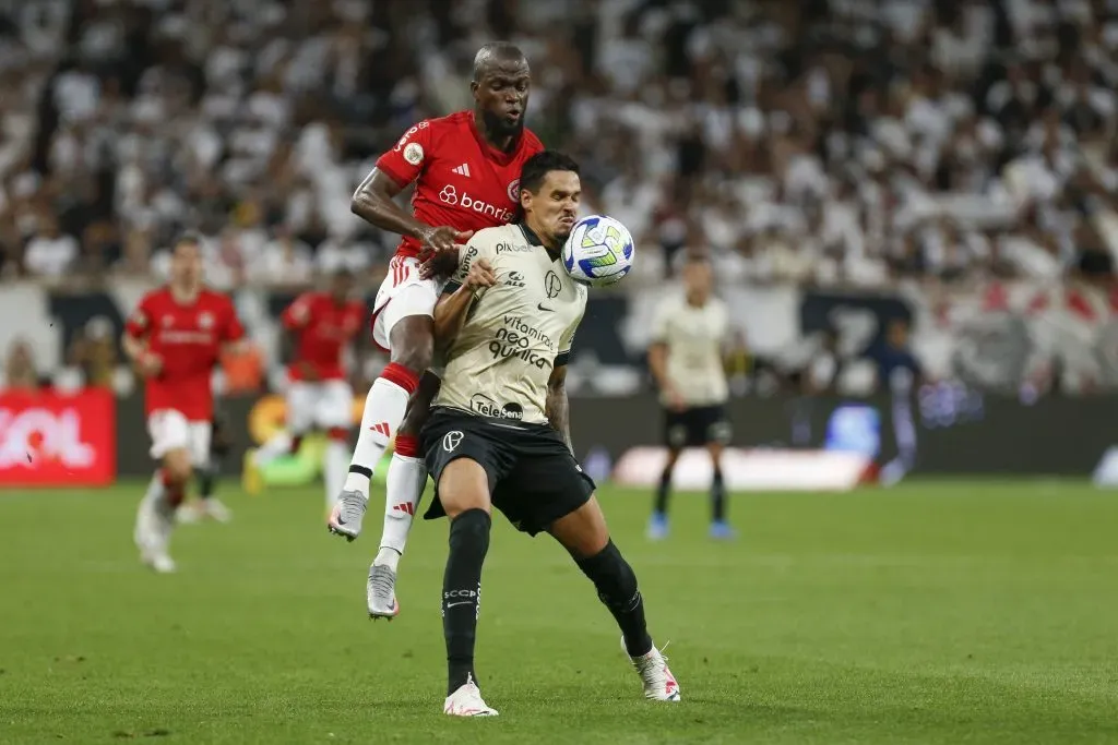 Lucas Veríssimo em partida contra o Internacional. (Photo by Ricardo Moreira/Getty Images)