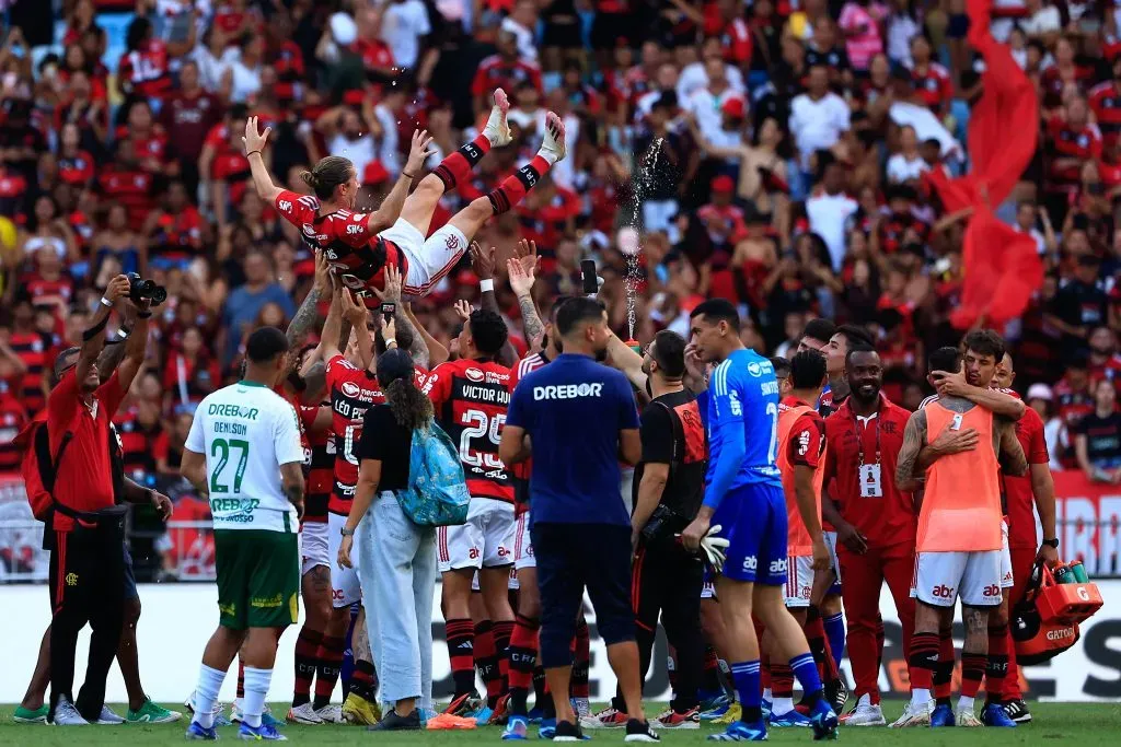 Filipe Luís recebe o carinho dos jogadores do Flamengo. Foto: Buda Mendes/Getty Images