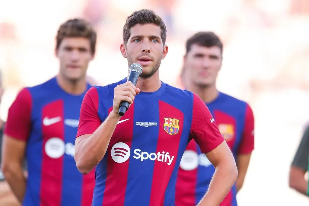 BARCELONA, ESPANHA – AGOSTO 08: Sergi Roberto do FC Barcelona fala aos torcedores antes da partida do Troféu Joan Gamper entre FC Barcelona e Tottenham Hotspur no Estadi Olimpic Lluis Companys em 08 de agosto de 2023 em Barcelona, Espanha. (Foto: Eric Alonso/Getty Images)