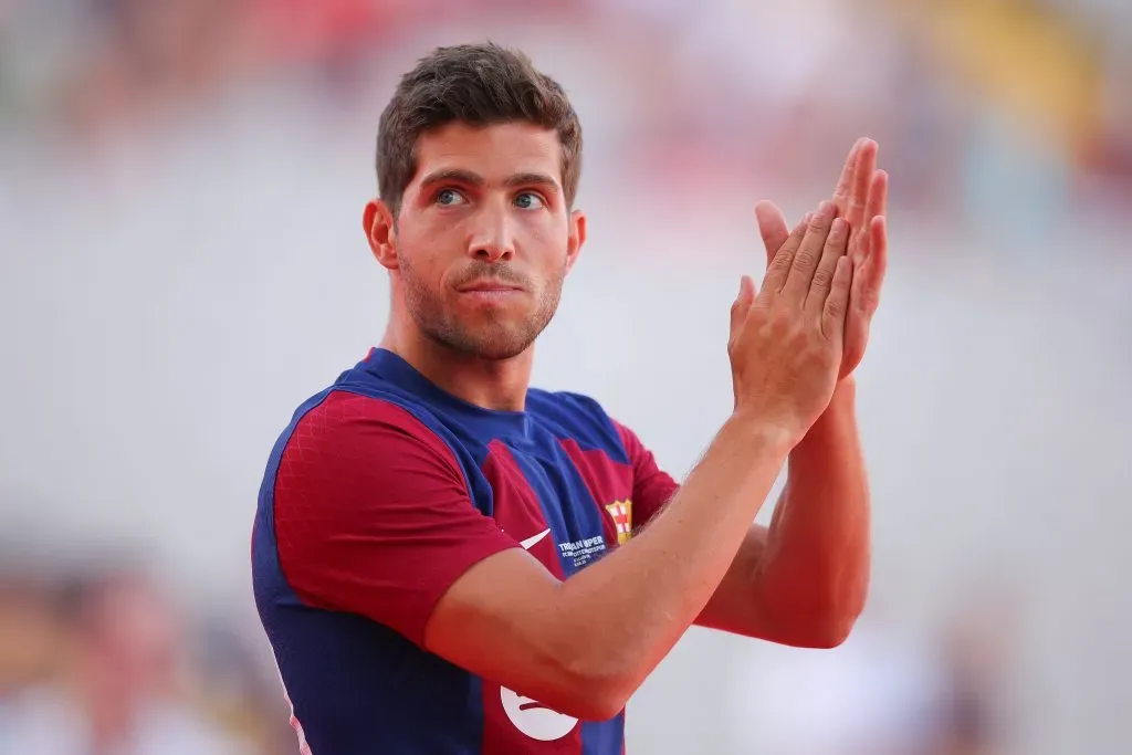 BARCELONA, ESPANHA – AGOSTO 08: Sergi Roberto do FC Barcelona acena para os torcedores durante a apresentação antes da partida do Troféu Joan Gamper entre FC Barcelona e Tottenham Hotspur no Estadi Olimpic Lluis Companys em 08 de agosto de 2023 em Barcelona, Espanha. (Foto: Eric Alonso/Getty Images)
