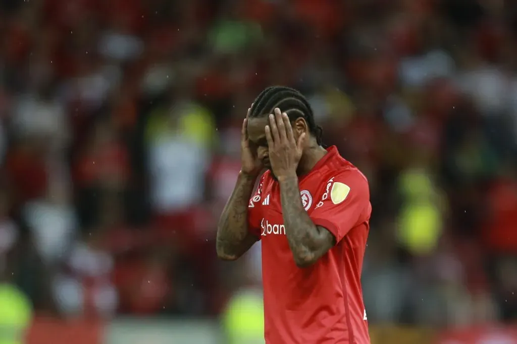 Luiz Adriano deve deixar o Clube (Foto: Fernando Alves/Getty Images)