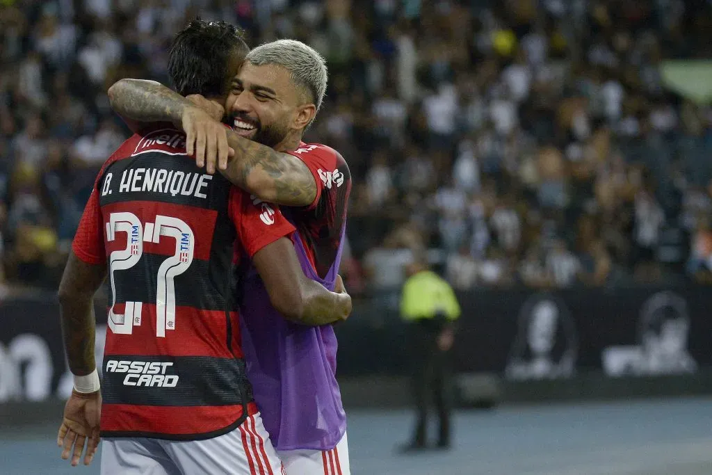 Gabi ao lado de Bruno Henrique (Photo by David Normando/Getty Images)