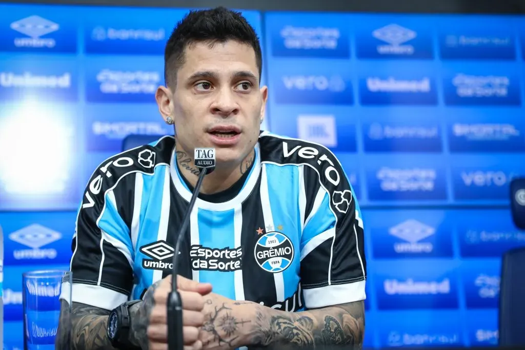 RS – FUTEBOL/APRESENTACAO GREMIO – ESPORTES – Vice-presidente de futebol Antonio Brum, apresenta o atacante Iturbe como novo reforço do Gremio para a temporada 2023. FOTO: LUCAS UEBEL/GREMIO FBPA