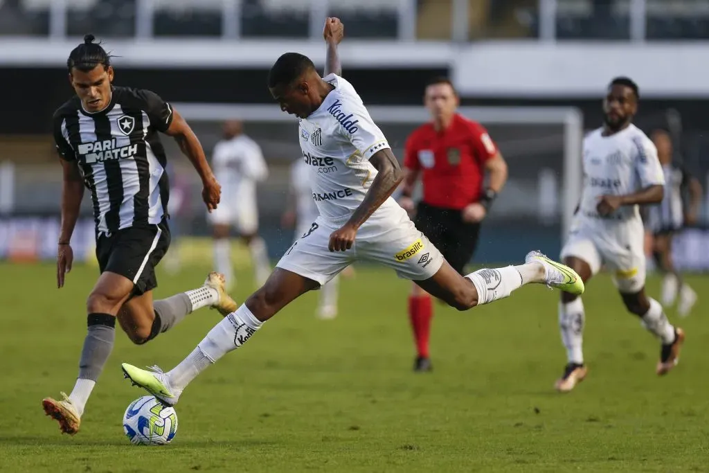 Jean Lucas em ação pelo Santos. (Photo by Ricardo Moreira/Getty Images)