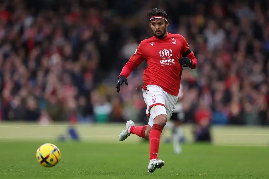 Gustavo Scarpa em ação contra o Nottingham Forest. (Photo by Richard Heathcote/Getty Images)