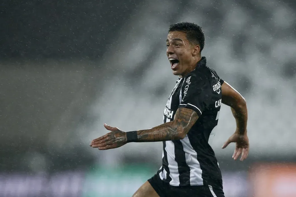 RIO DE JANEIRO, BRASIL – 02 DE JULHO: Carlos Alberto, do Botafogo, comemora após marcar o segundo gol da equipe durante a partida entre Botafogo e Vasco da Gama, no jogo da Série A 2023 do Brasil, no Estádio Olímpico Nilton Santos, em 2 de julho de 2023, no Rio de Janeiro. (Foto: Wagner Meier/Getty Images)