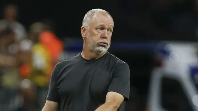 Mano Menezes pode perder atacante no Timão (Foto: Ricardo Moreira/Getty Images)