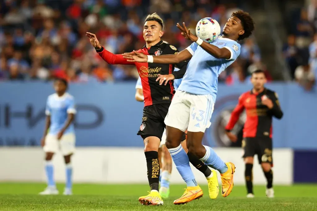Magno é alvo do Galo. (Photo by Mike Stobe/Getty Images)