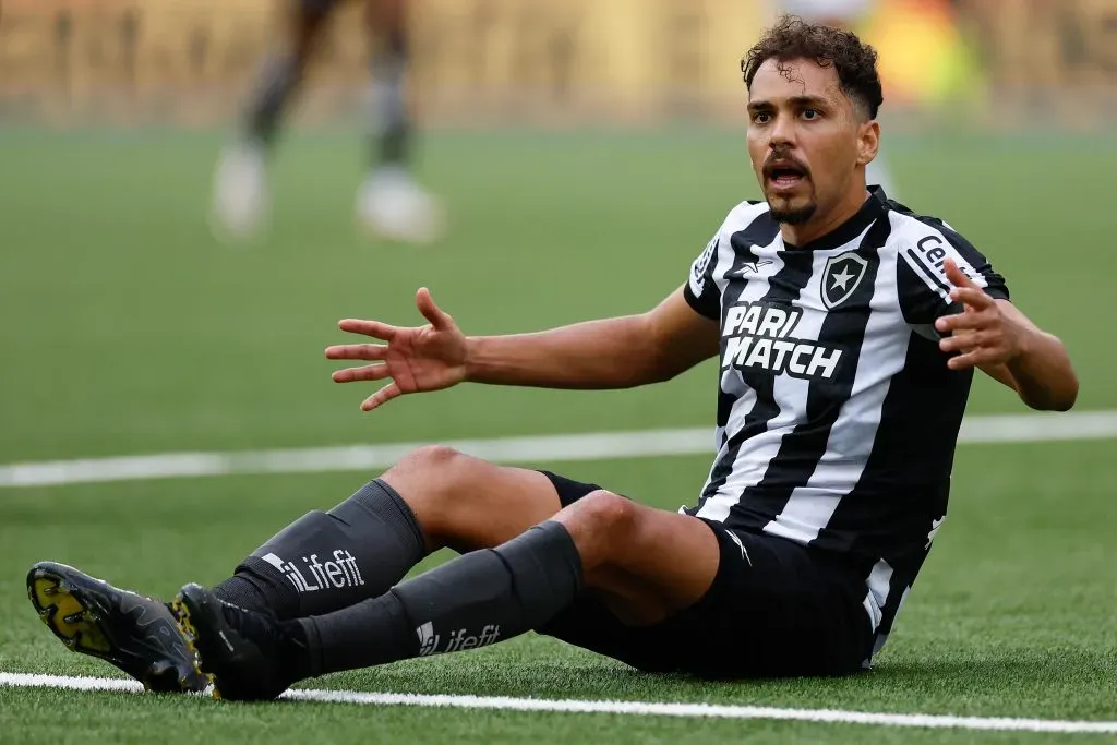 Carlos Eduardo na partida diante do Santos (Photo by Buda Mendes/Getty Images)