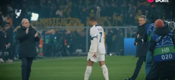 Mbappé sai com cara de poucos amigos e troca poucas palavras com o treinador Luis Henrique | Foto: Reprodução/TNT Sports