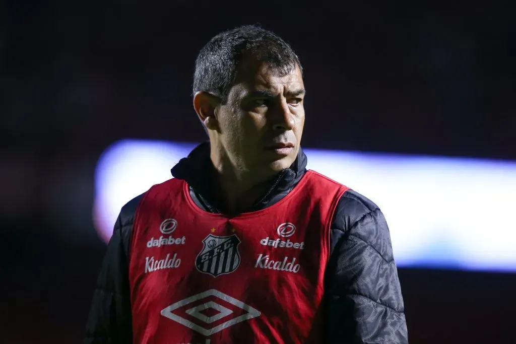 SÃO PAULO, SP (FOLHAPRESS) – (FOLHAPRESS) – Fábio Carille, técnico do Santos, durante a partida entre São Paulo e Santos, pela Série A do Brasil, no Estádio do Morumbi, no dia 07 de outubro de 2021, em São Paulo. (Foto: Alexandre Schneider/Getty Images)