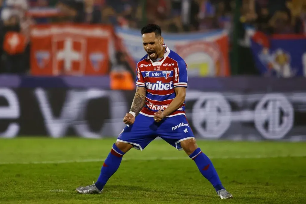 Yago Pikachu celebra gol pelo Fortaleza. (Photo by Ernesto Ryan/Getty Images)