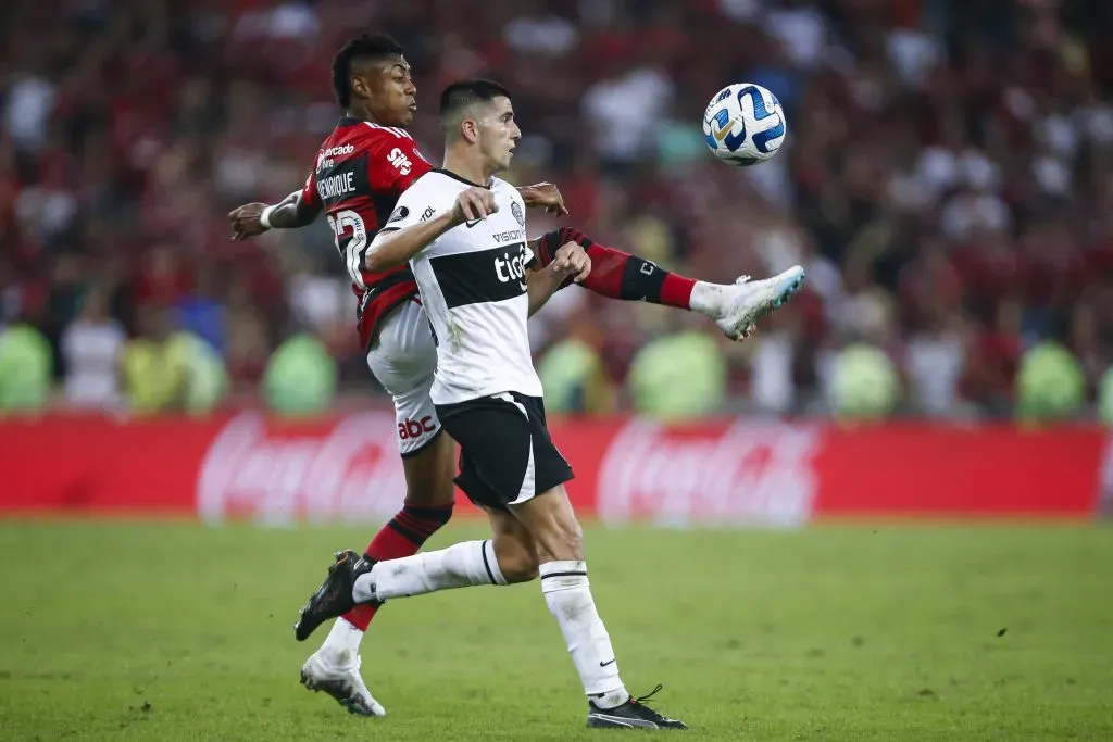 Mateo Gamarra marcando Bruno Henrique pela Libertadores – (Photo by Wagner Meier/Getty Images)