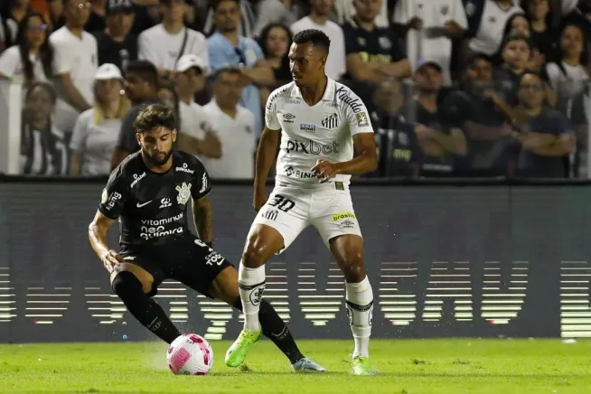 Lucas Braga em partida contra o Corinthians. (Photo by Ricardo Moreira/Getty Images)