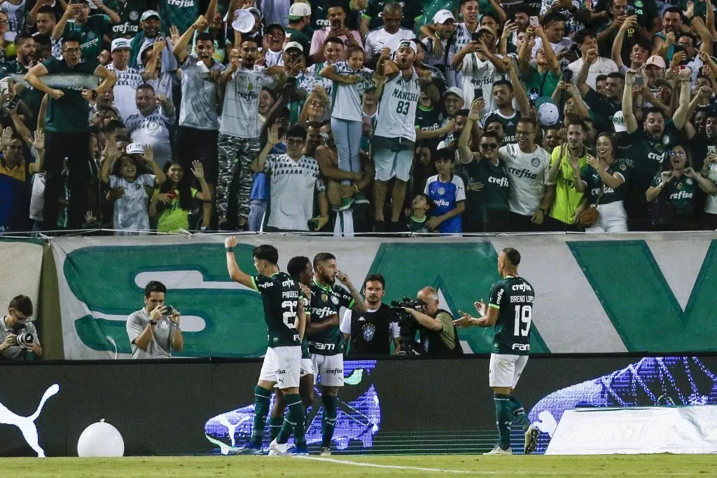 BARUERI, Brasil – 11 DE NOVEMBRO: Zé Rafael do Palmeiras comemora com os companheiros após marcar o primeiro gol de sua equipe durante a partida entre Palmeiras e Internacional como parte da Série A do Brasileirão 2023 na Arena Barueri em 11 de novembro de 2023 em Barueri (BA). (Foto: Ricardo Moreira/Getty Images)