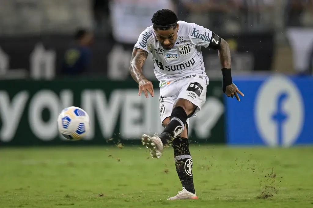 BELO HORIZONTE, BRAZIL – OCTOBER 13: Marinho of Santos kicks the ball during a match between Atletico MG and Santos as part of Brasileirao 2021 at Mineirao Stadium on October 13, 2021 in Belo Horizonte, Brazil. (Photo by Pedro Vilela/Getty Images)
