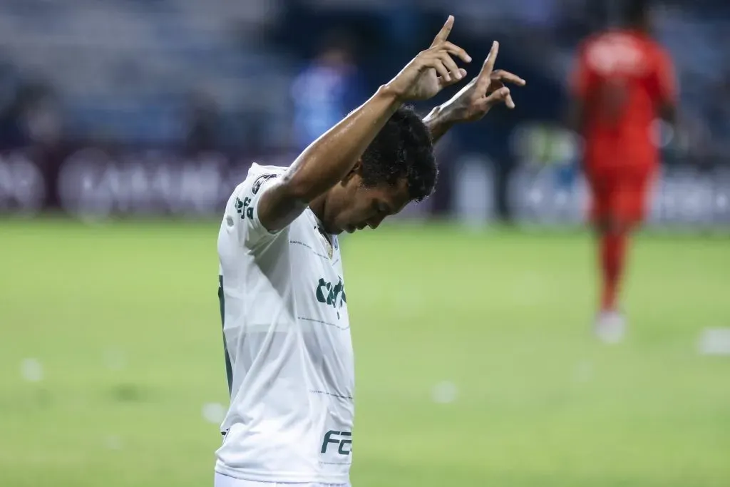 GUAYAQUIL, EQUADOR – 27 DE ABRIL: Gabriel Veron, do Palmeiras, comemora após marcar o segundo gol de sua equipe durante a partida entre CS Emelec e Palmeiras pela Copa Conmebol Libertadores 2022, no Estádio George Capwell, em 27 de abril de 2022, em Guayaquil, no Equador. (Foto: Franklin Jacome/Getty Images)