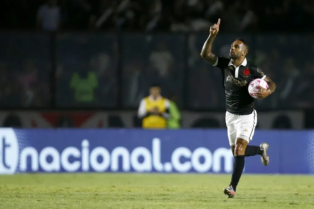 Alex Teixeira comemora seu gol marcado pelo Vasco contra o Internacional (Photo by Wagner Meier/Getty Images)