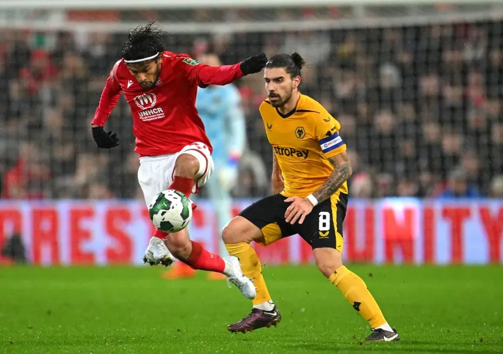 Meia enfrentando o Wolves (Photo by Clive Mason/Getty Images)
