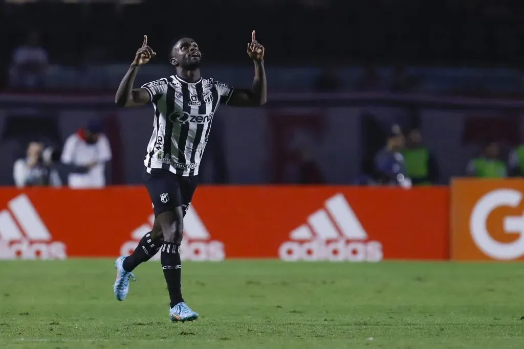Stiven Mendoza celebra gol pelo Ceará. (Photo by Ricardo Moreira/Getty Images)