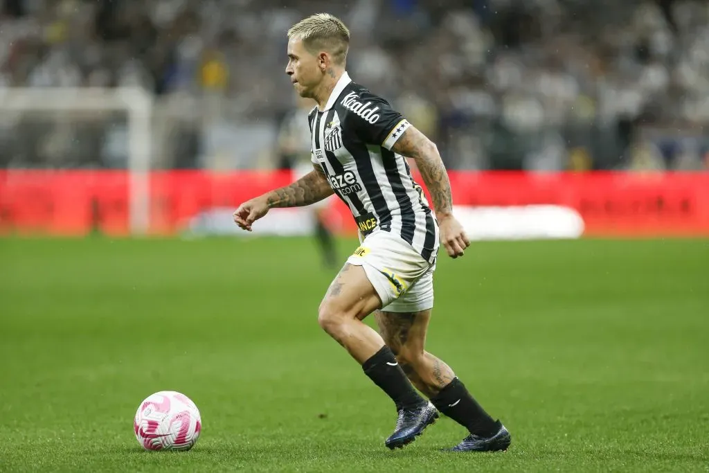 Yeferson Soteldo em ação pelo Santos. (Photo by Ricardo Moreira/Getty Images)