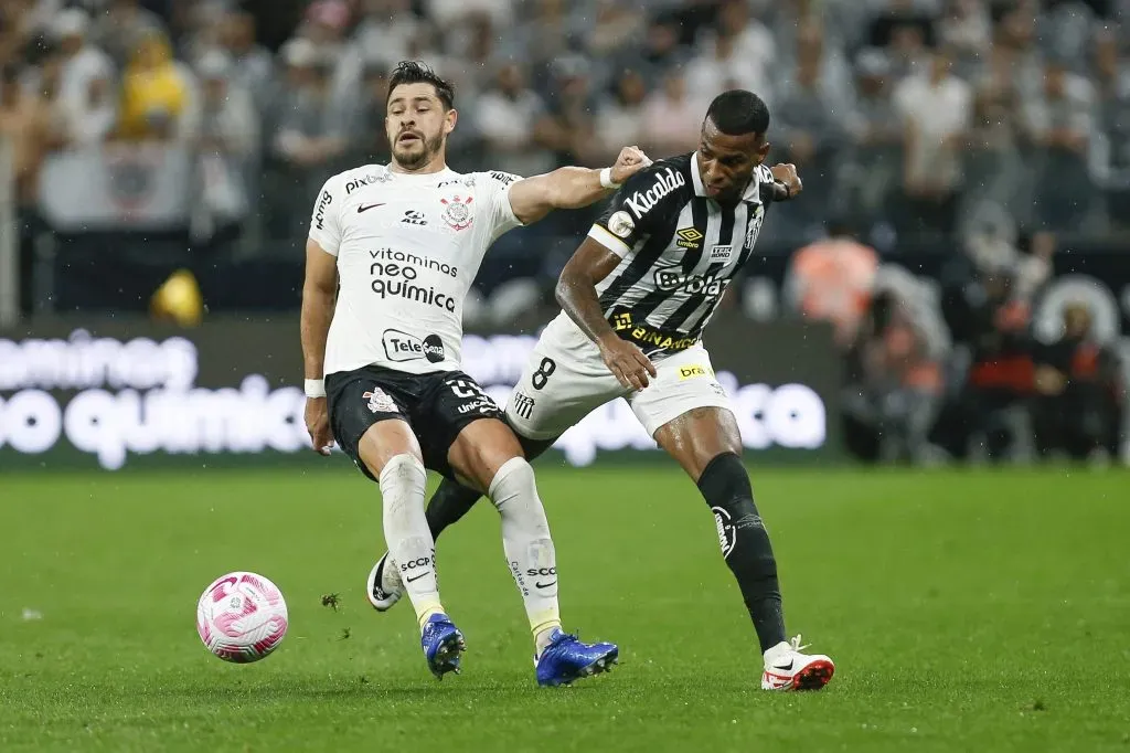 Giuliano em ação contra o Santos. (Photo by Ricardo Moreira/Getty Images)