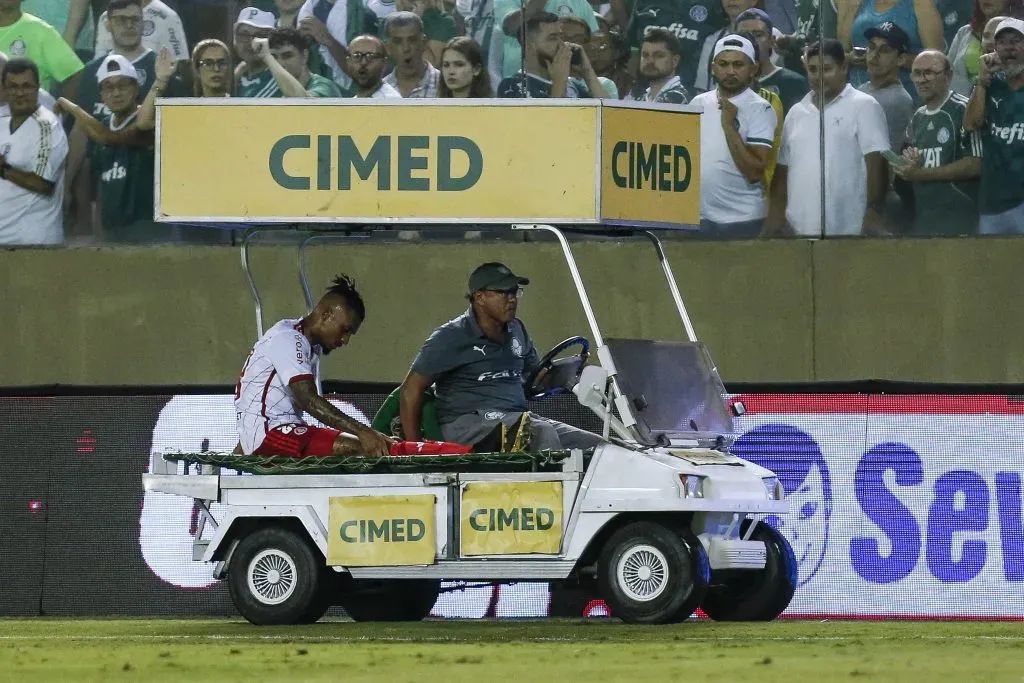 Dalbert deixando o campo pelo Internacional – (Photo by Ricardo Moreira/Getty Images)