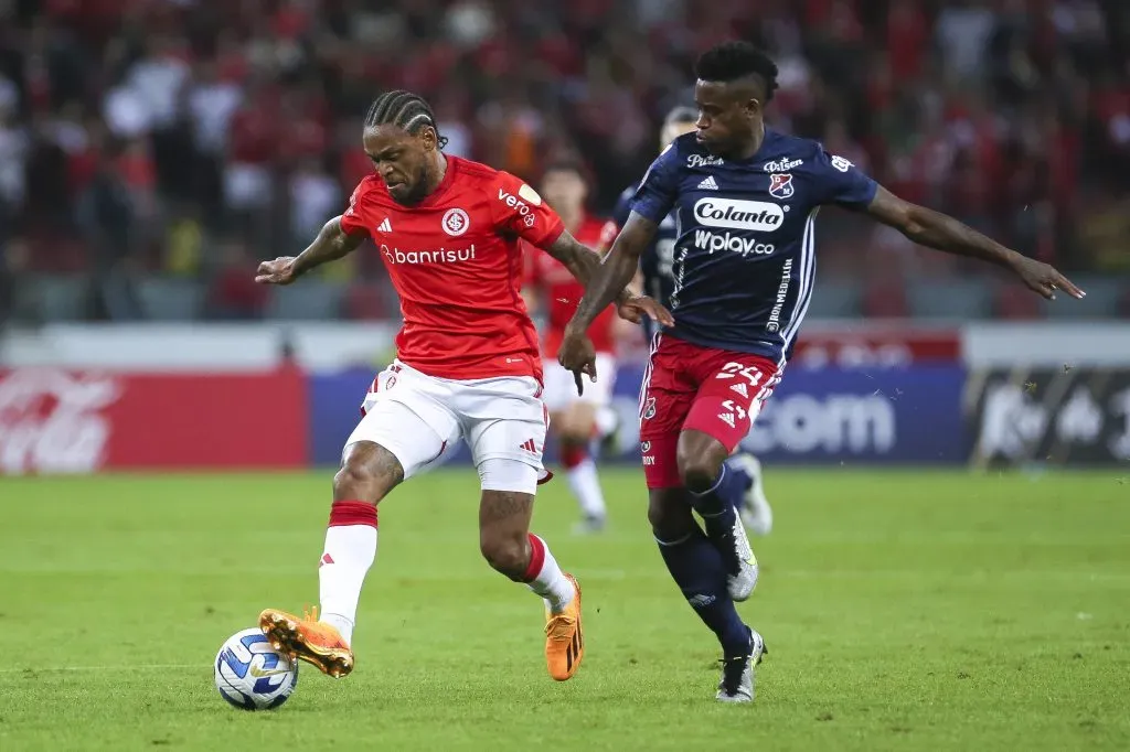 Luiz Adriano em partida pelo Internacional. (Photo by Fernando Alves/Getty Images)