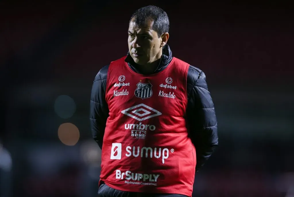 Fábio Carille pelo Santos em partida contra o São Paulo. (Photo by Alexandre Schneider/Getty Images,)