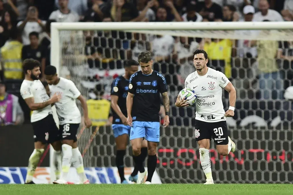 Giuliano celebra gol contra o Grêmio. (Photo by Mauro Horita/Getty Images)