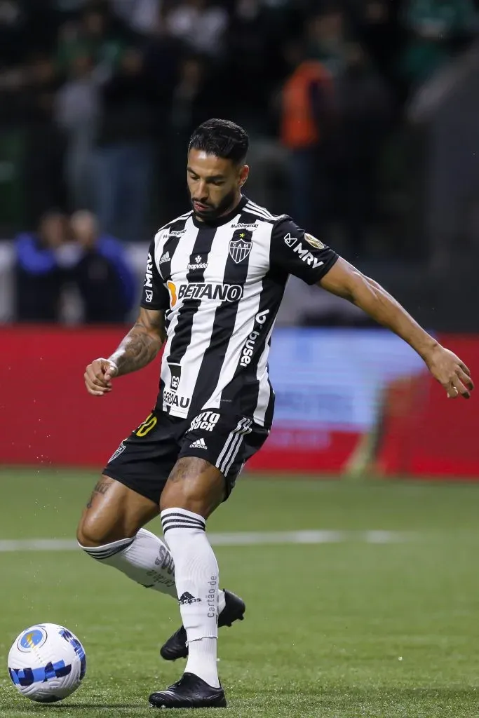 SÃO PAULO, SP (FOLHAPRESS) – 10 DE AGOSTO: Nathan Silva, do Atlético-MG, conduz a bola durante a partida de volta das quartas de final da Copa Conmebol Libertadores 2022 entre Palmeiras e Atlético Mineiro, no Allianz Parque, em 10 de agosto de 2022, em São Paulo. (Foto: Ricardo Moreira/Getty Images)