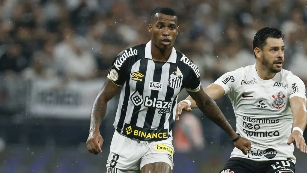 Clube do Brasileirão pode anunciar o meio-campo Jean Lucas, do Santos (Photo by Ricardo Moreira/Getty Images)