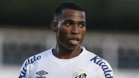 Jean Lucas, do Santos, tem caminho livre para assinar com SAF rival (Photo by Ricardo Moreira/Getty Images)