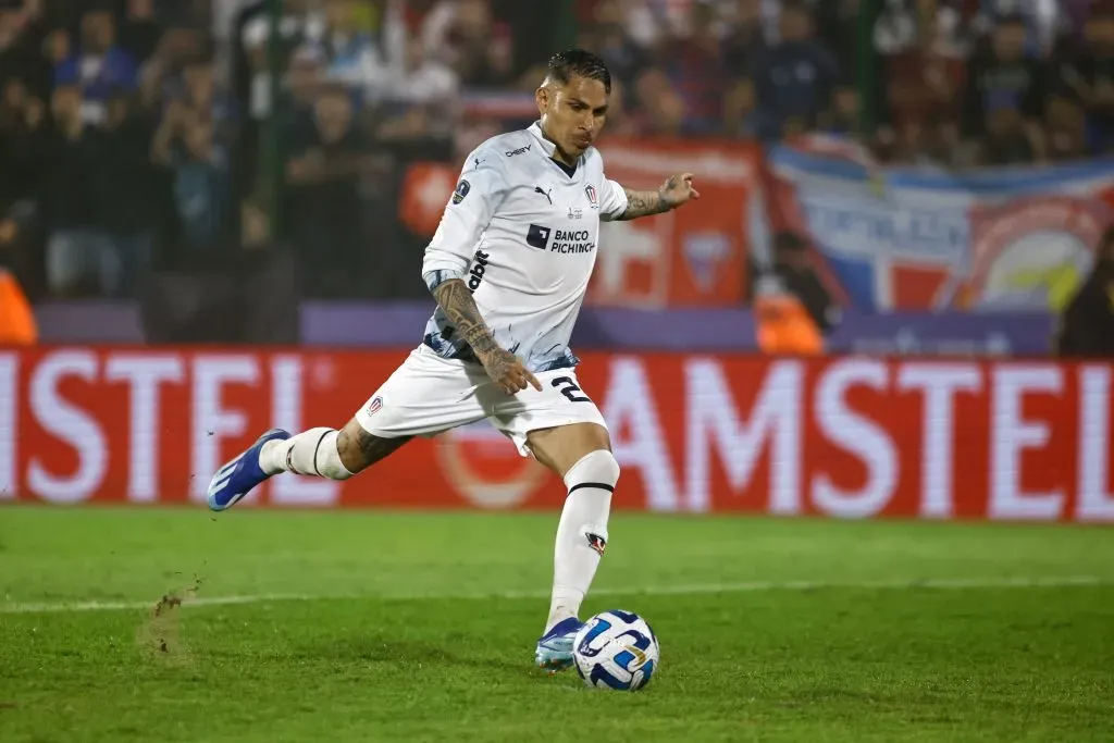 Paolo Guerrero em ação pela LDU. (Photo by Ernesto Ryan/Getty Images)