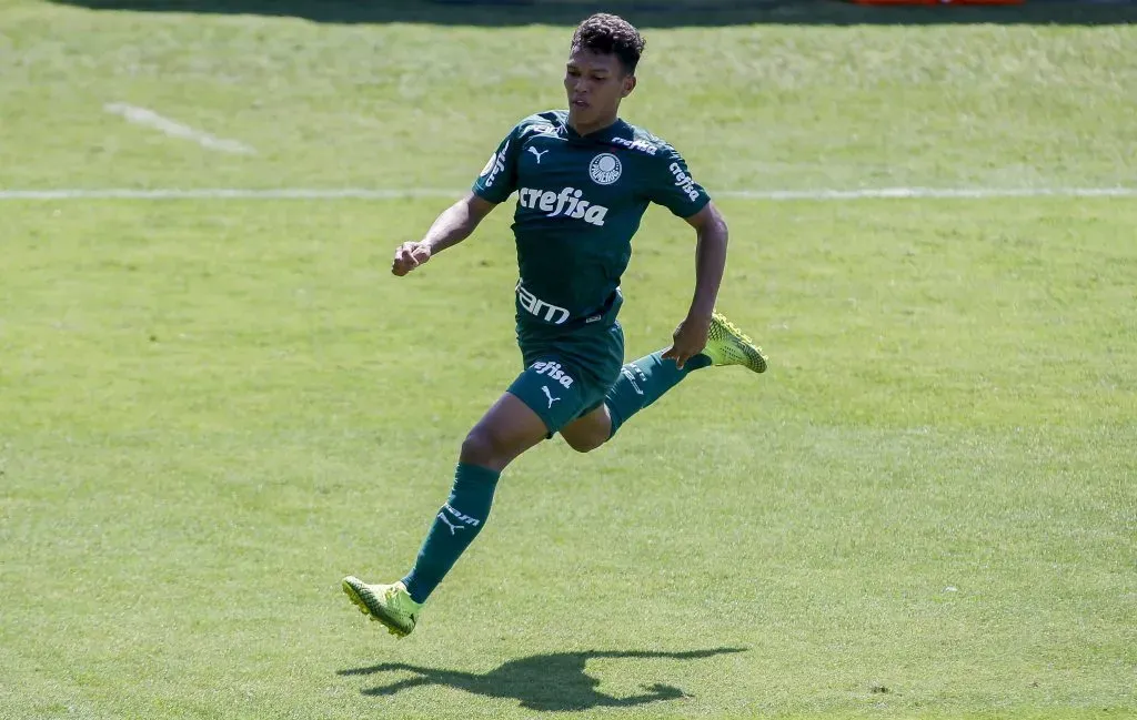 Gabriel Veron em ação pelo Palmeiras. (Photo by Miguel Schincariol/Getty Images)