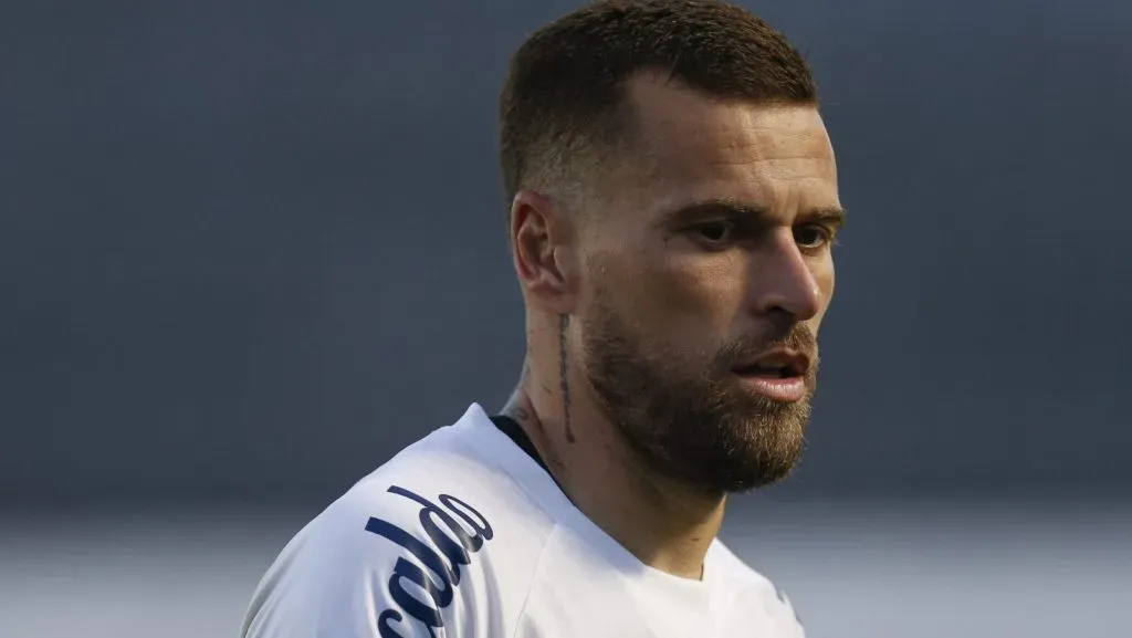 Lucas Lima é alvo do Cruzeiro. (Photo by Ricardo Moreira/Getty Images)