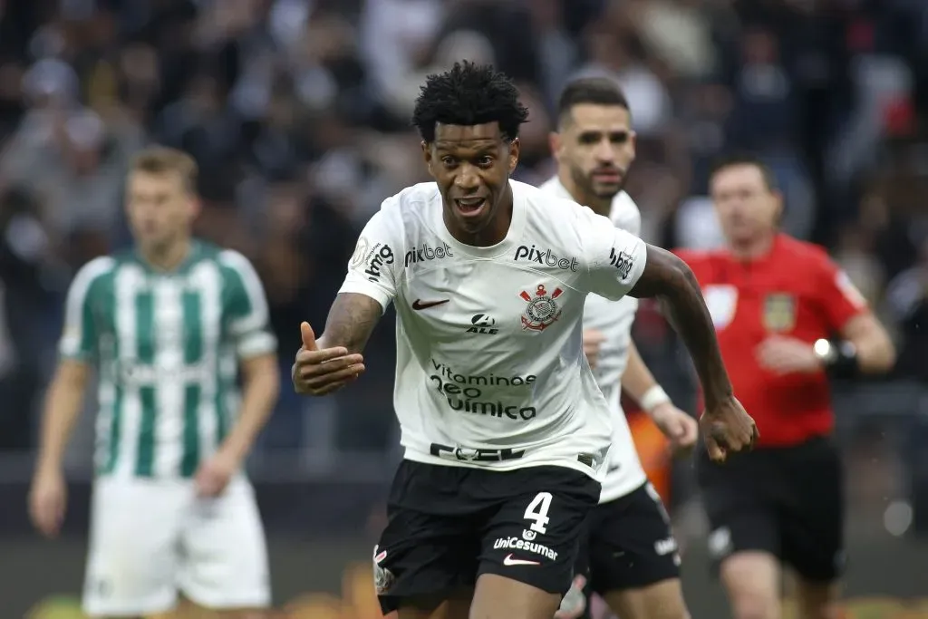 Gil em ação pelo Corinthians (Photo by Miguel Schincariol/Getty Images)