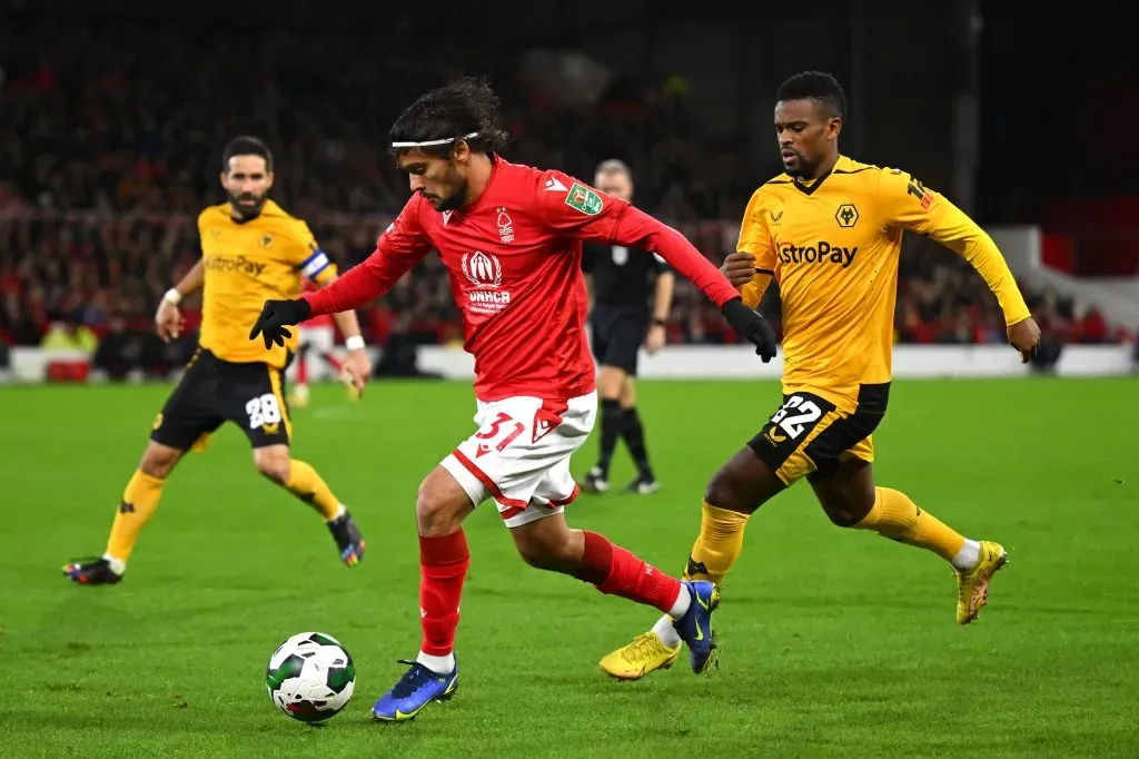 Scarpa em ação pelo Forest. (Photo by Clive Mason/Getty Images)
