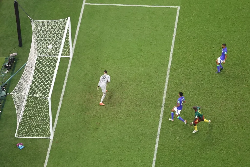 Aboubakar faz gol diante da Seleção Brasileira na Copa do Mundo. Foto: Clive Brunskill/Getty Images