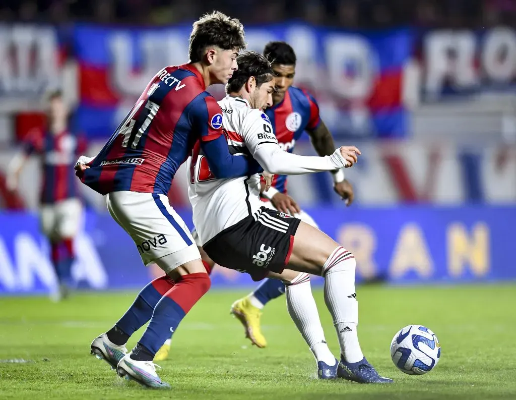 Alexandre Pato em partida contra o San Lorenzo. (Photo by Marcelo Endelli/Getty Images)