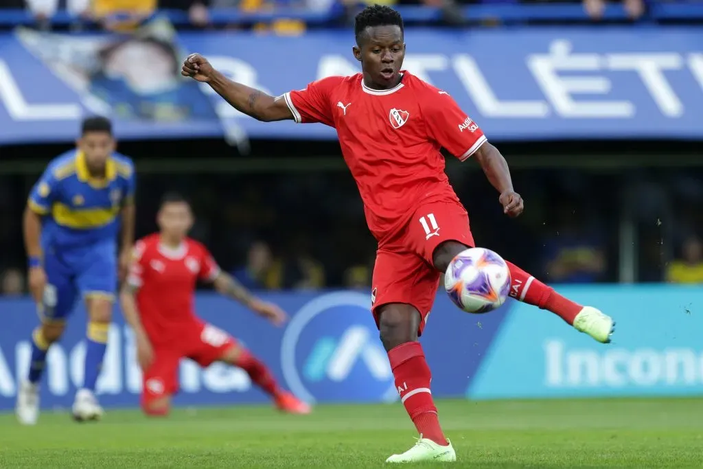 Cazares ficou sem clube depois de deixar o Independiente. Foto: Daniel Jayo/Getty Images