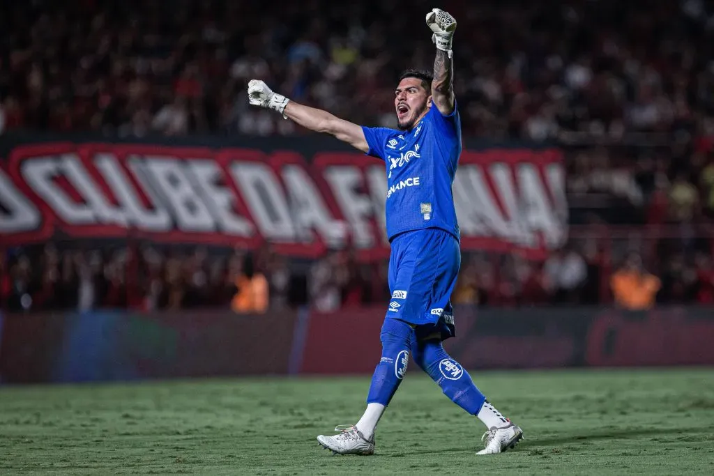 João Paulo vai permanecer no Santos. Foto: Isabela Azine/AGIF