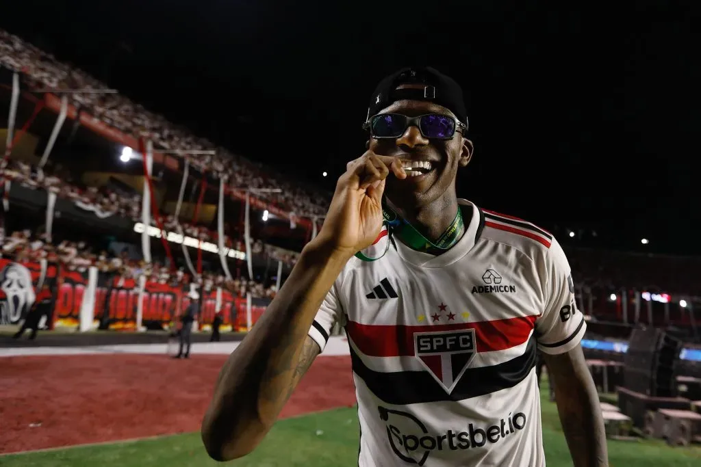 SAO PAULO, BRAZIL – SEPTEMBER 24: Robert Arboleda of Sao Paulo celebrates after winning the second leg of Copa Do Brasil 2023 final between Sao Paulo and Flamengo at Morumbi Stadium on September 24, 2023 in Sao Paulo, Brazil. (Photo by Ricardo Moreira/Getty Images)