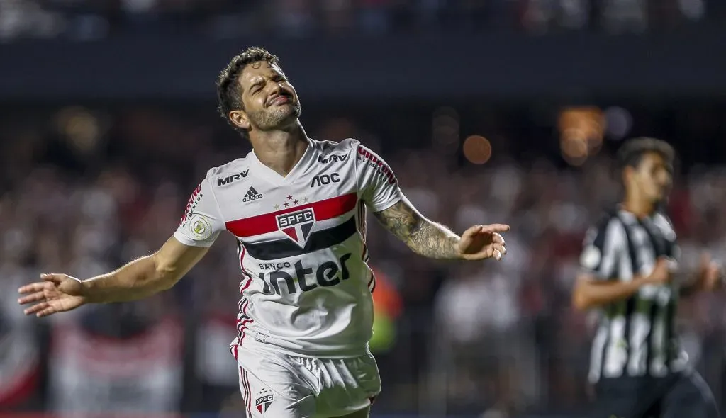 Alexandre Pato celebrando gol pelo São Paulo. (Photo by Miguel Schincariol/Getty Images)