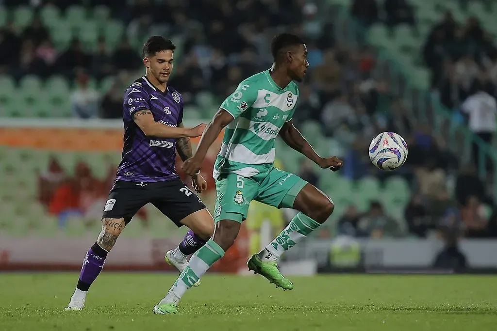 Félix Torres em ação contra o Santos Laguna. (Photo by Manuel Guadarrama/Getty Images)